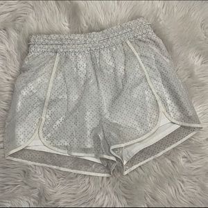 Lululemon White Find Your Flock Shorts Sz 4